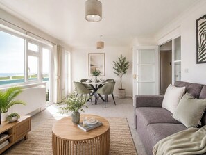 Living area - Sea View Apartment Opposite the Beach Free Parking (Bournemouth)