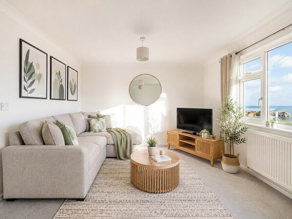 Living area - Sea View Apartment Opposite the Beach Free Parking (Bournemouth)