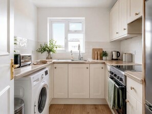 Private kitchen - Sea View Apartment Opposite the Beach Free Parking (Bournemouth)