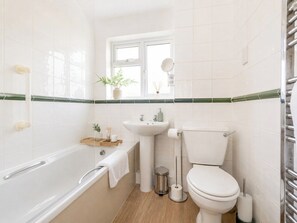 Bathroom - Sea View Apartment Opposite the Beach Free Parking (Bournemouth)