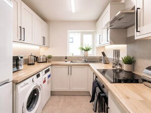 Private kitchen - Sea View Flat in Great Location with Free Parking (Bournemouth)