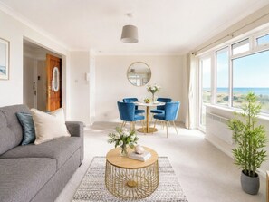 Living area - Sea View Flat in Great Location with Free Parking (Bournemouth)