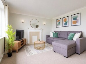 Living area - Sea View Apartment with Parking in Great Location (Bournemouth)