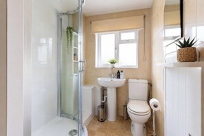 Bathroom - Sea View Apartment with Parking in Great Location (Bournemouth)