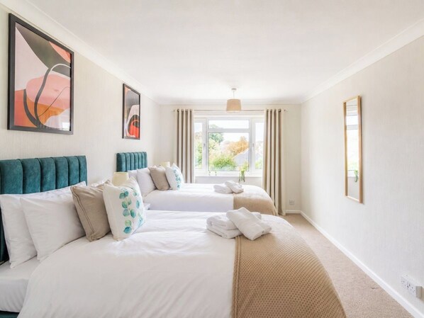 Room - Sea View Apartment with Parking in Great Location (Bournemouth)