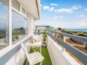 Outdoor dining - Apartment with Sea View and Parking Near the Beach (Bournemouth)