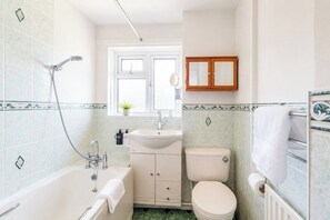 Bathroom - Apartment with Sea View and Parking Near the Beach (Bournemouth)