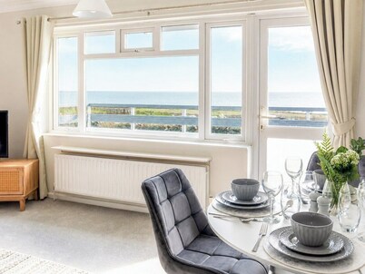 Apartment with Sea View and Parking Near the Beach