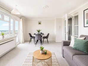 Living area - Apartment with Sea View and Parking Near the Beach (Bournemouth)