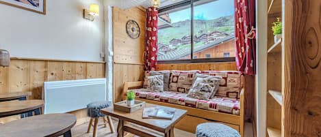 Appartement Confort, balcon, vue montagne | Coin séjour