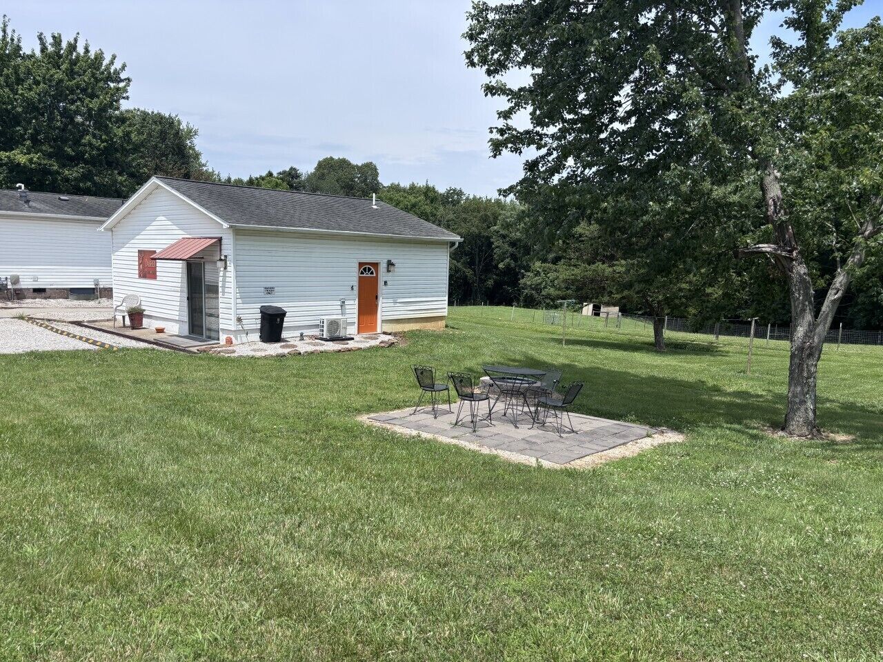 Outdoor Area - Firepit and Dining Table