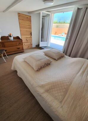 Tabla de planchar con plancha, wifi y ropa de cama 