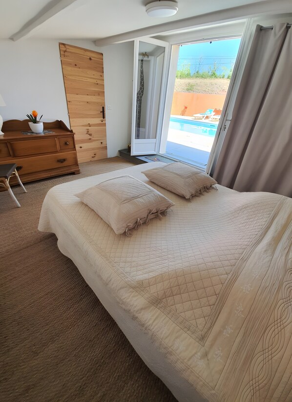 Tabla de planchar con plancha, wifi y ropa de cama 