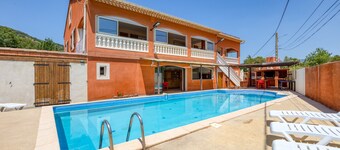 Holiday Home with Private Pool, Wi-Fi, and Air Conditioning for 8–14 Guests