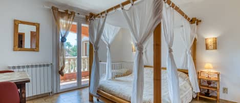 6 habitaciones, tabla de planchar con plancha, wifi y ropa de cama