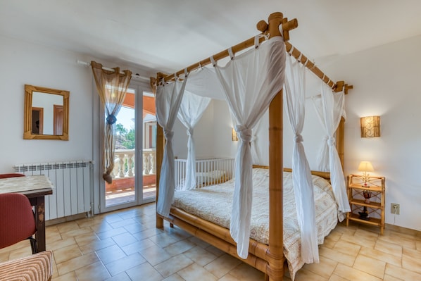 6 bedrooms, iron/ironing board, WiFi, bed sheets
