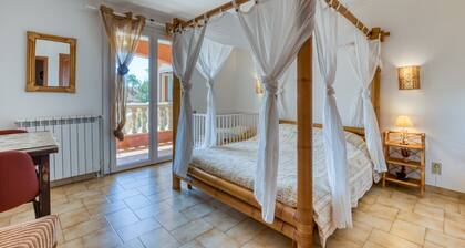 Holiday Home with Private Pool, Wi-Fi, and Air Conditioning for 8–14 Guests