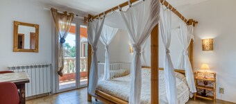 Holiday Home with Private Pool, Wi-Fi, and Air Conditioning for 8–14 Guests