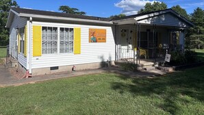 Un pequeño edificio con un letrero que dice 'Blitzen'.