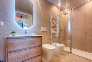 Dusche, Haartrockner, Bidet, Handtücher