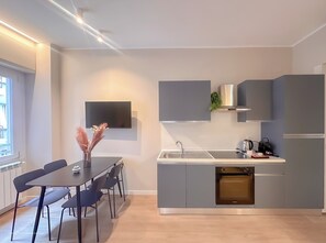 Wasserkocher mit Kaffee-/Teezubehör, Kühlschrank, Ofen, Herdplatte