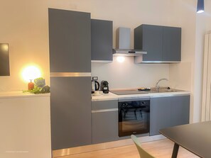 Wasserkocher mit Kaffee-/Teezubehör, Kühlschrank, Herdplatte