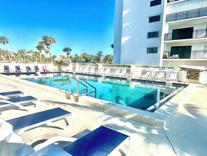 Una piscina al aire libre, una piscina climatizada