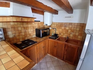 Private kitchen - CHARMING, SECLUDED ONE-BEDROOM APARTMENT NEAR NATURE, GUARANTEED PEACE AND QUIET, CLOSE TO SHOPPING (La Mure-Argens)