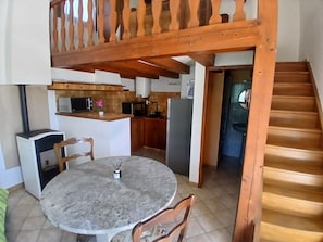 Private kitchen - CHARMING, SECLUDED ONE-BEDROOM APARTMENT NEAR NATURE, GUARANTEED PEACE AND QUIET, CLOSE TO SHOPPING (La Mure-Argens)