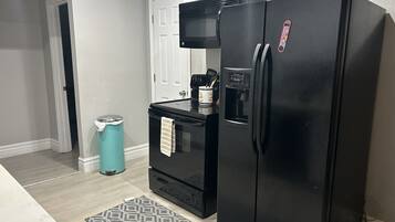 Réfrigérateur, four à micro-ondes, un four, surface de cuisson