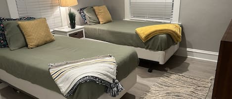 3 habitaciones, escritorio, tabla de planchar con plancha y wifi gratis
