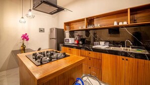 Una cocina moderna con estufa a gas, microondas y armarios de madera.