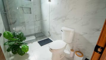 Doccia, asciugacapelli, asciugamani, sapone