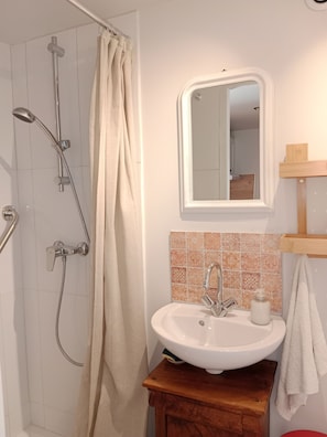 Bathroom - Vrbo Property (Bonnay-Saint-Ythaire)