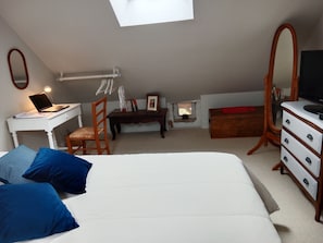 Room - Vrbo Property (Bonnay-Saint-Ythaire)