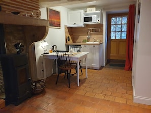 Private kitchen - Vrbo Property (Bonnay-Saint-Ythaire)