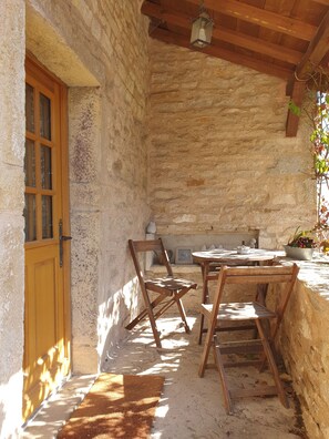 Outdoor dining - Vrbo Property (Bonnay-Saint-Ythaire)