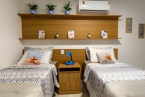 Tabla de planchar con plancha, acceso a internet y ropa de cama 