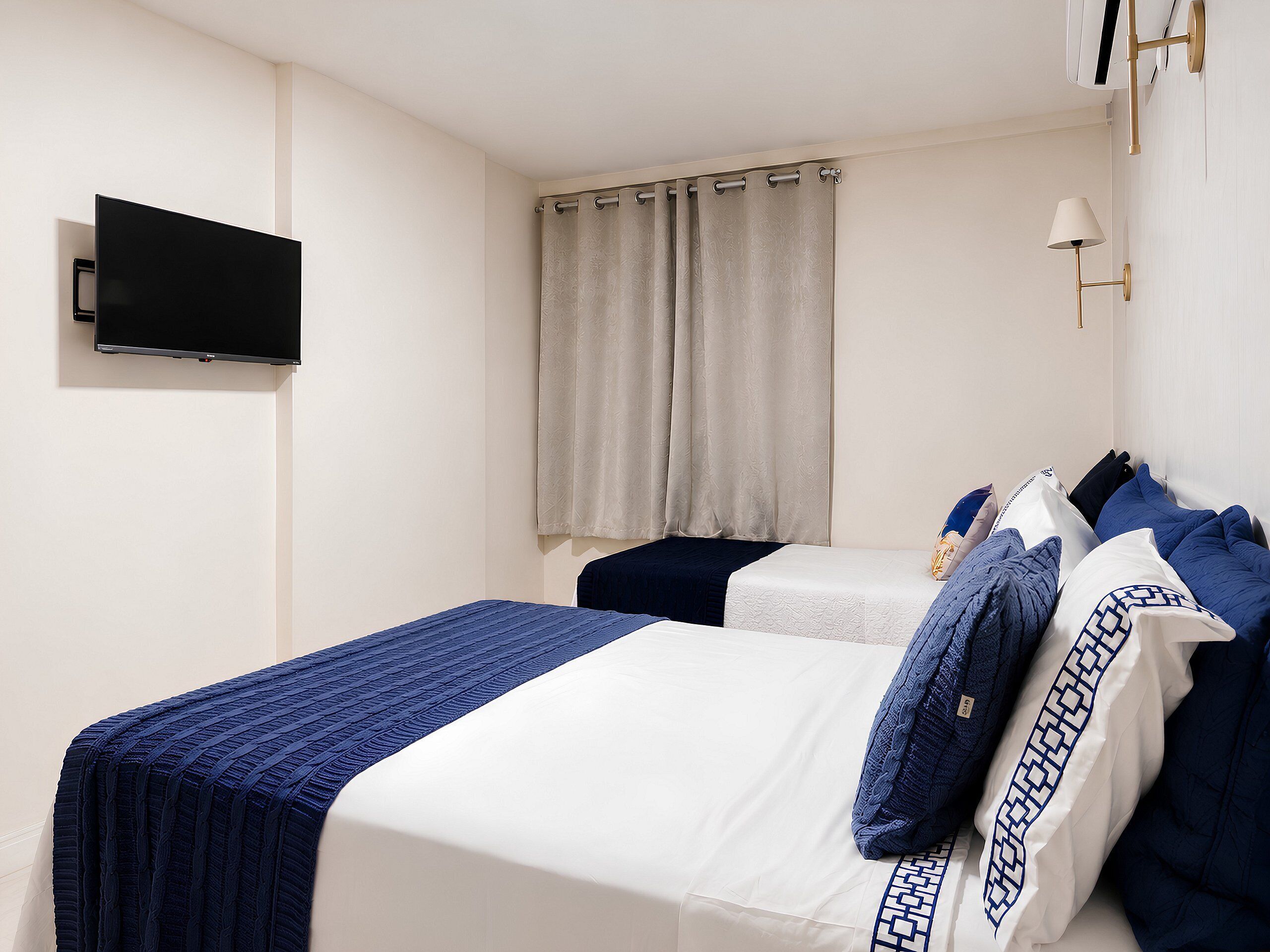 2 bedrooms, iron/ironing board, internet, bed sheets