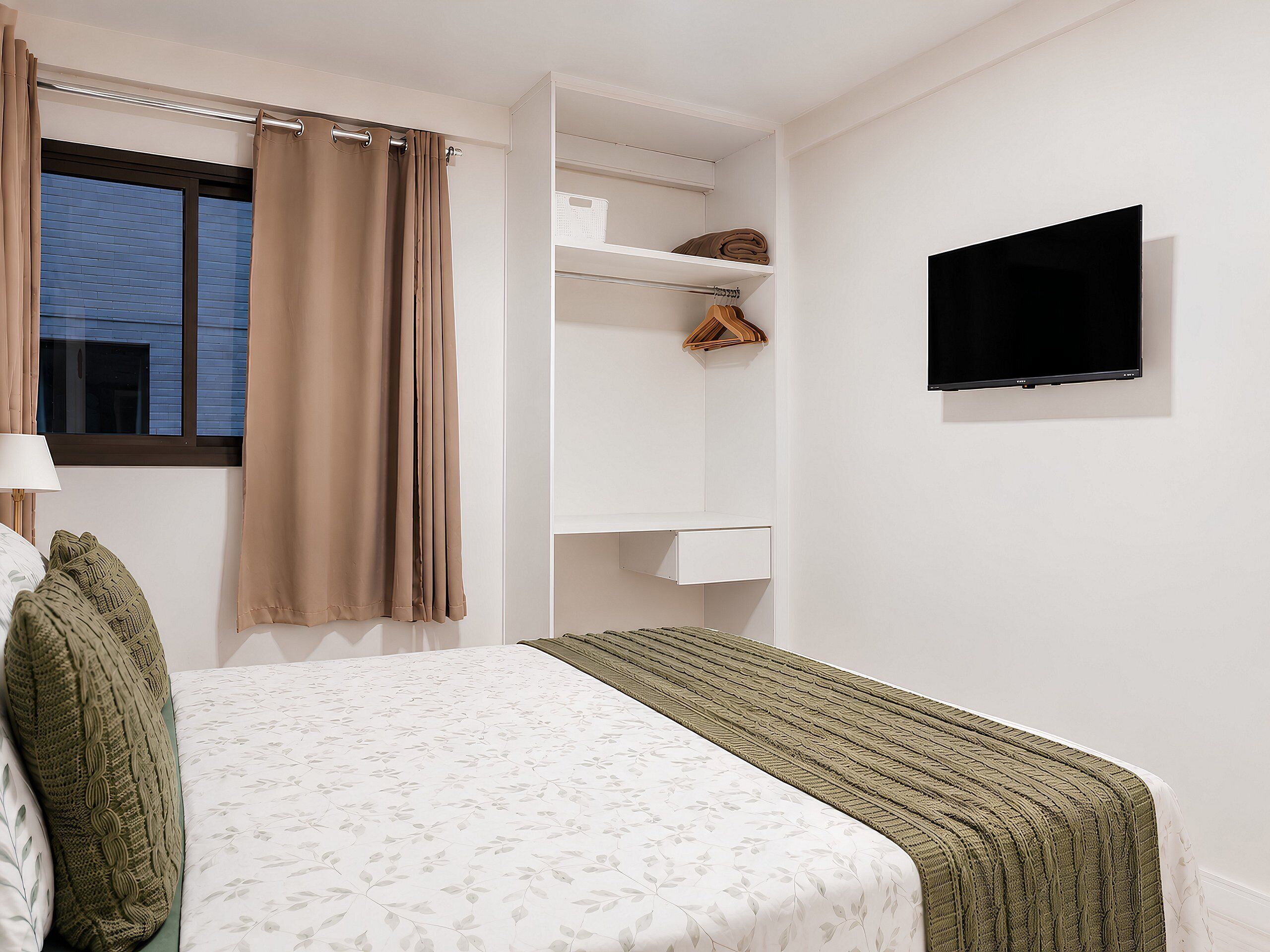 2 bedrooms, iron/ironing board, internet, bed sheets
