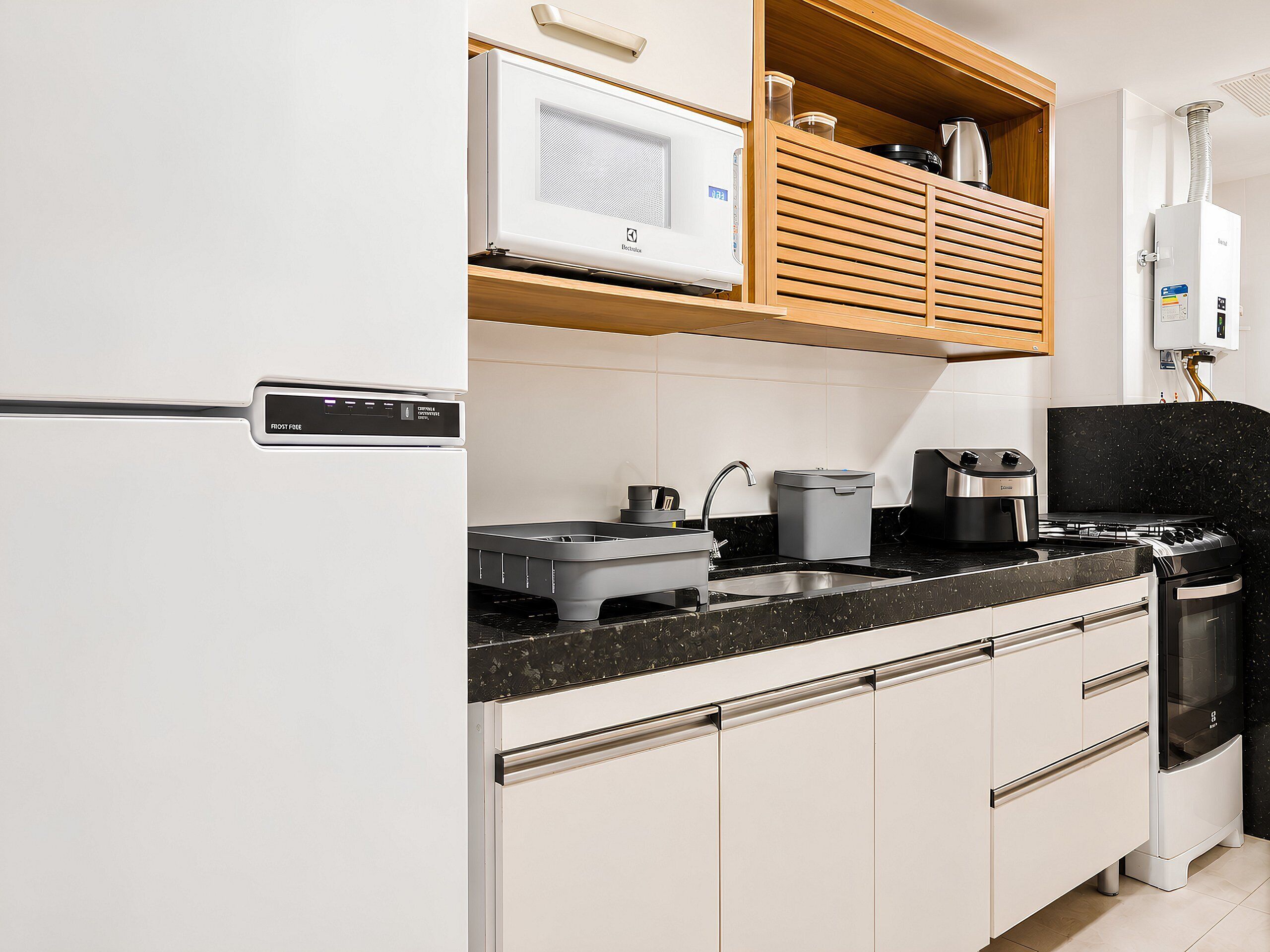 Cafetera/tetera, refrigerador, microondas, horno