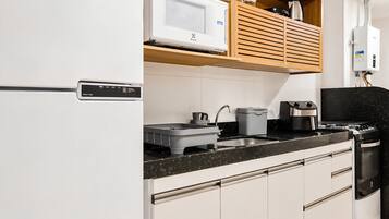 Cafetera/tetera, refrigerador, microondas, horno