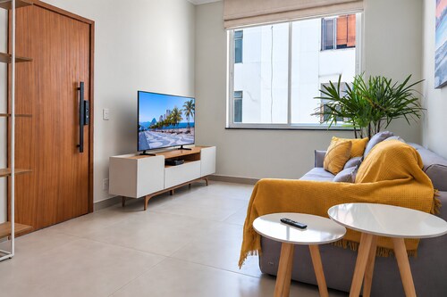 Three-bedroom apartment 2 minutes from Copacabana Beach, 8 minutes from Ipanema Beach, close to Arpoador and Posto 6, suite, air conditioning, 700 Mbps Wi-Fi, fully equipped kitchen, 24-hour concierge, near the subway