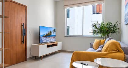 Three-bedroom apartment 2 minutes from Copacabana Beach, 8 minutes from Ipanema Beach, close to Arpoador and Posto 6, suite, air conditioning, 700 Mbps Wi-Fi, fully equipped kitchen, 24-hour concierge, near the subway