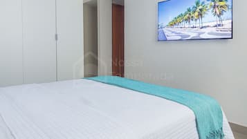 Iron/ironing board, bed sheets