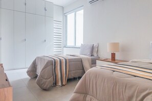Iron/ironing board, bed sheets - 3-bedroom apartment between Copacabana and Ipanema • 5 minutes from the beach • 700MB Wi-Fi (Rio de Janeiro)