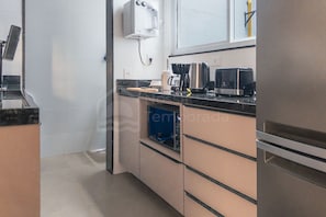Fridge, microwave, oven, toaster - 3-bedroom apartment between Copacabana and Ipanema • 5 minutes from the beach • 700MB Wi-Fi (Rio de Janeiro)