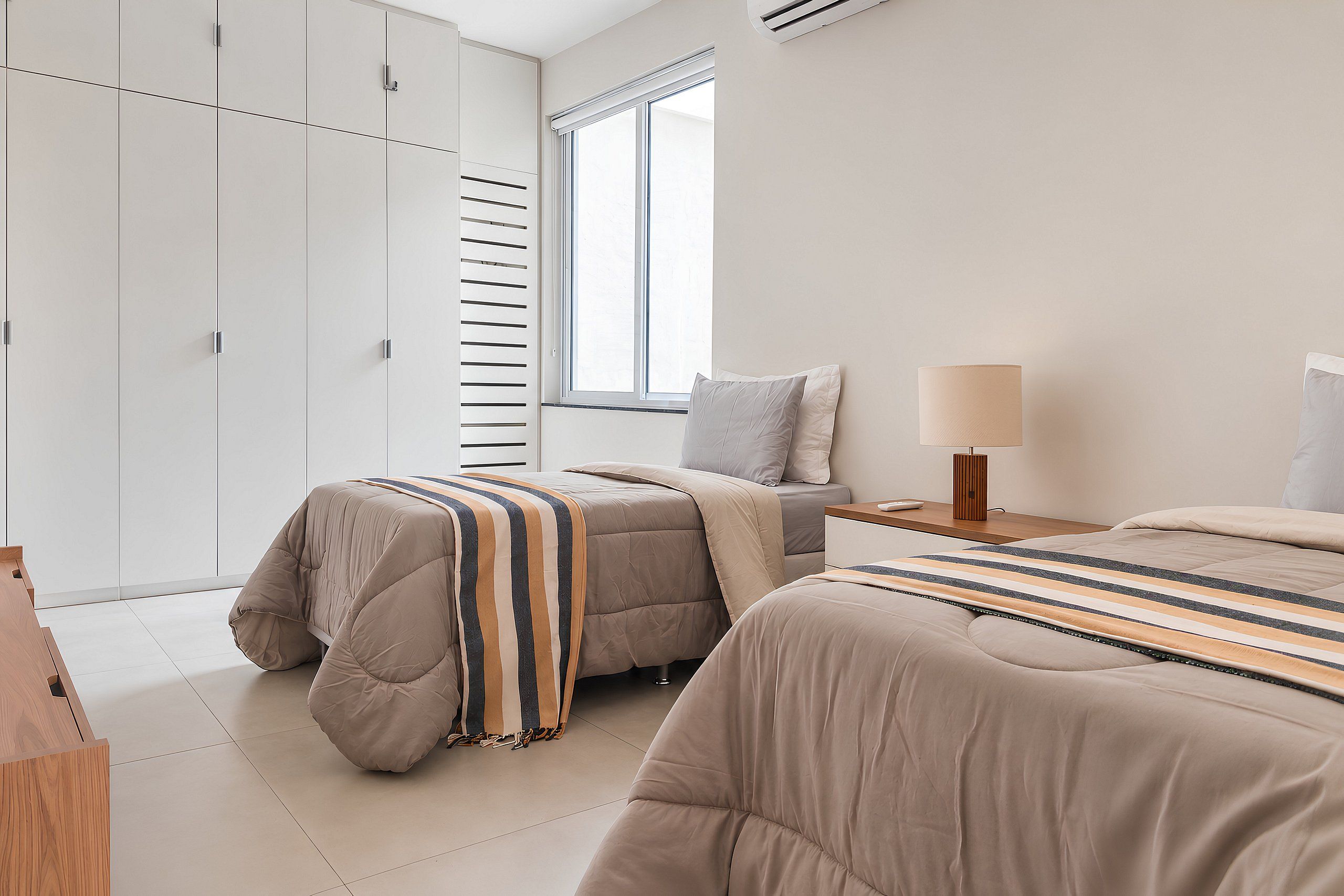 3 quartos, ferros/tábuas de passar roupa, roupa de cama