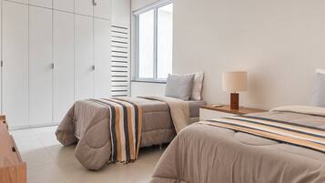 3 quartos, ferros/tábuas de passar roupa, roupa de cama