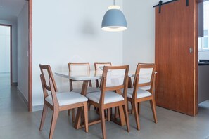Dining - 3-bedroom apartment between Copacabana and Ipanema • 5 minutes from the beach • 700MB Wi-Fi (Rio de Janeiro)